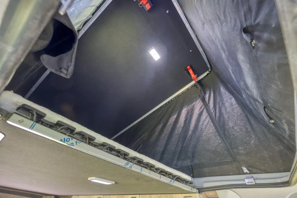 Pose de toit relevable sur VW T6 Long à Lyon : installation SCA et HILO par carrossier spécialisé dans le Rhône