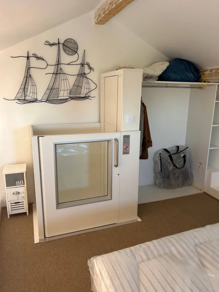 Portillon en R+1 pour cet ascenseur de maison en intérieur NAMILIFT PL 400 de moins de 3 mètres de course à Rognac près de Marseille