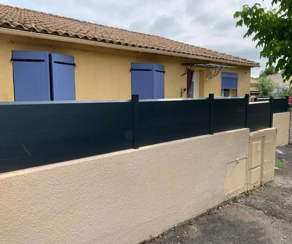 Faire construire un mur de clôture en parpaings avec enduits décoratifs pour votre propriété à Montpellier et Sète dans l'Hérault