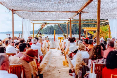 Wedding Planner Bassin d’Arcachon : un mariage d’exception, les pieds dans l'eau, dans un cadre naturel unique sur la plage au bord de la mer - Les Mariages de Mademoiselle L - Crédit photo Adeline Este