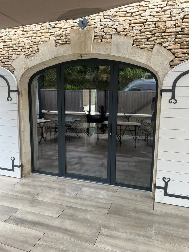 Installation d’un châssis composé en Aluminium en forme d’anse de panier couleur gris anthracite RAL 7016.