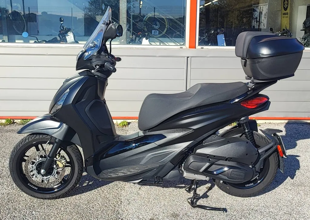 PIAGGIO BEVERLY DEEP-BLACK 300 DU 11/2023 AVEC 3000 KM.