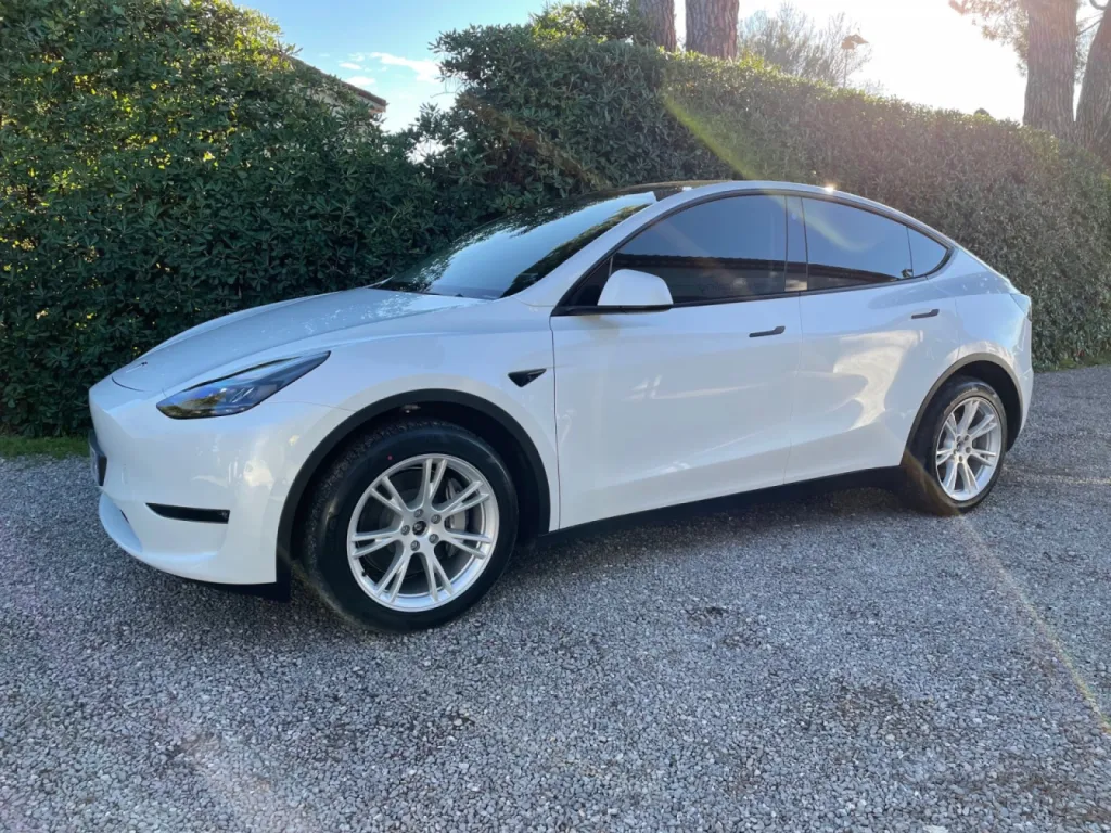 Traitement céramique Gtechniq Crystal Sérum Ultra Tesla Model Y à Vallauris 