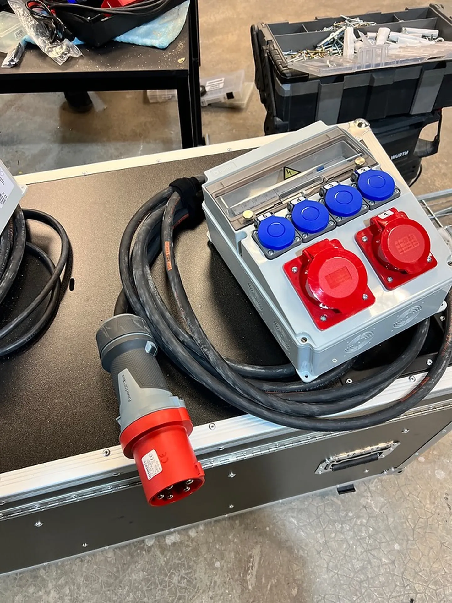 COFFRET ELECTRIQUE 32A TRI VERS 1X 32A TRI + 1X16ATRI+ 4 PC 16A MONO