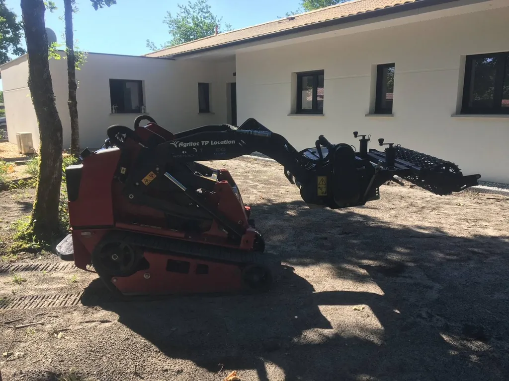 Création de gazon dans un espace vert situé près de Gastes