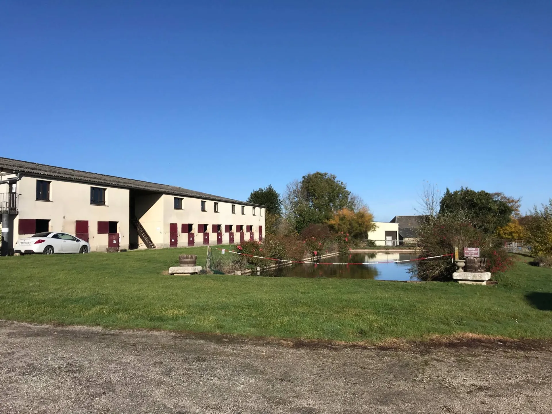 A l'achat grand centre équestre de 14 Hectares de terrain avec plusieurs carrières et manèges région Cormeilles 27260