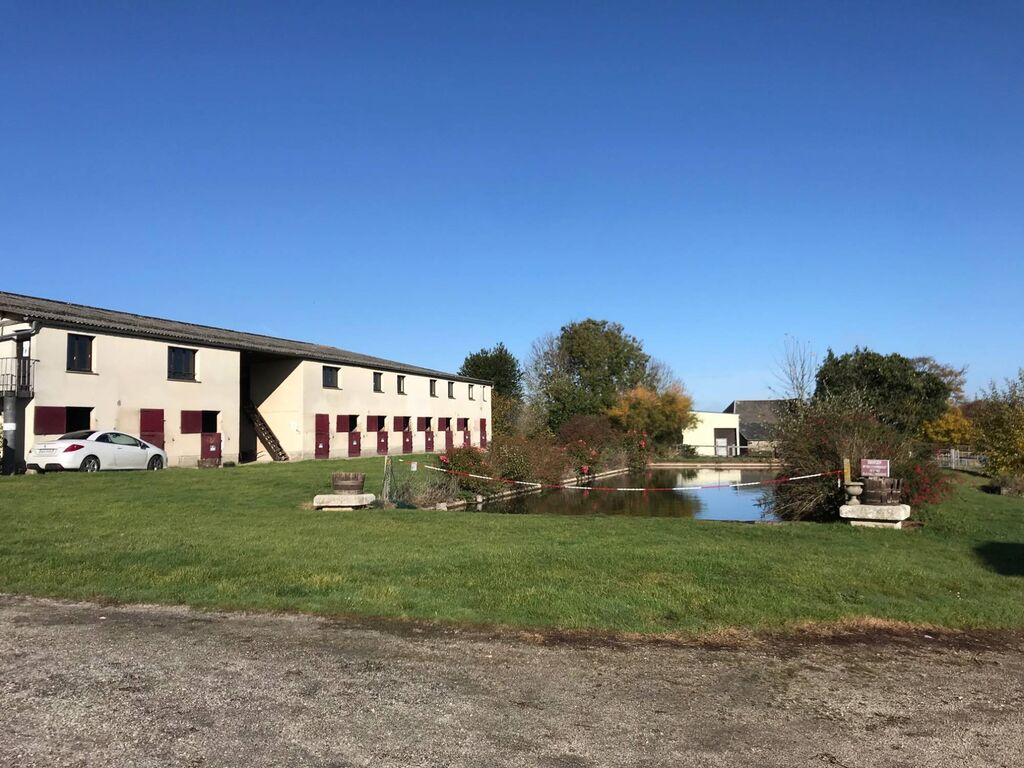 A l'achat grand centre équestre de 14 Hectares de terrain avec plusieurs carrières et manèges région Cormeilles 27260