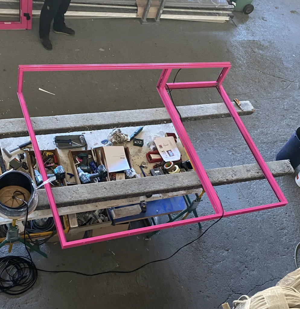 Porte d’entrée sur mesure pour devanture de boulangerie RAL4010 – Design moderne et fabrication artisanale à Pont-Audemer