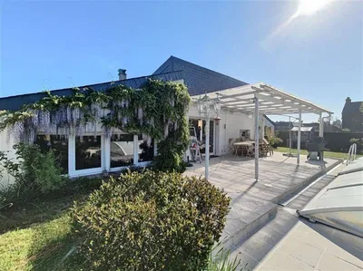 A VENDRE - Maison d'Architecte avec piscine édifiée sur terrain d'environ 1600m² en centre village proche toutes commodités dans l'Eure 27230