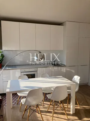 Belle appartement familial de 83m2, très lumineux, au dernier étage d'un immeuble en pierre de taille à l'entrée du parc de Maisons Laffitte comprenant un séjour exposé sud, 3 chambres  et un bureau.