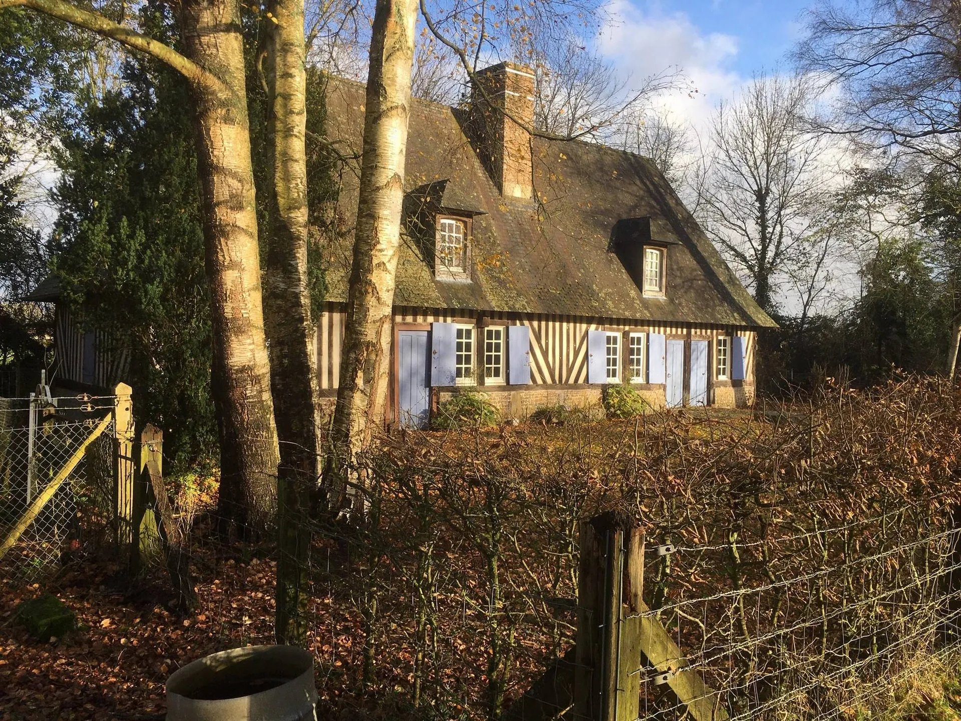 A vendre Propriété est localisée à seulement 14 minutes de Cormeilles 27260 et Lisieux 14100, 15 minutes de la Gare SNCF de Bernay 27300 et 2h de Paris 75