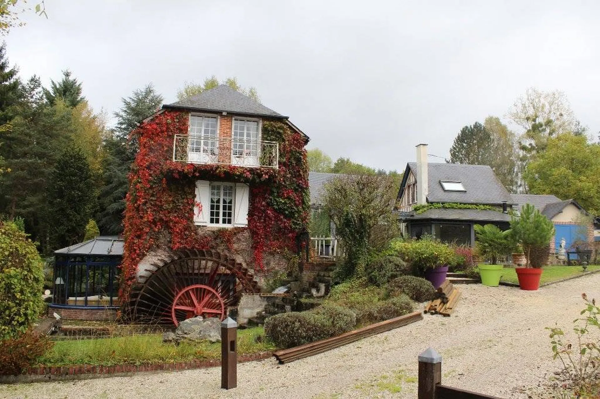 A acquérir ancien moulin de caractère et de charme avec ses nombreuses dépendances dans un environnement priviégié dans le Calvados 14