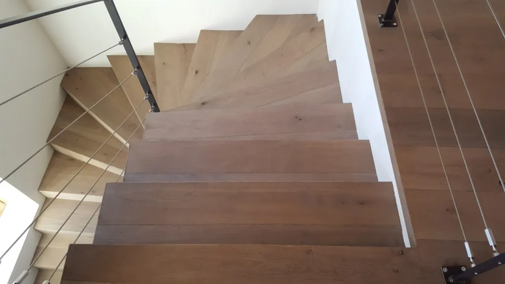 Habillage d'un escalier en béton avec marche en chêne