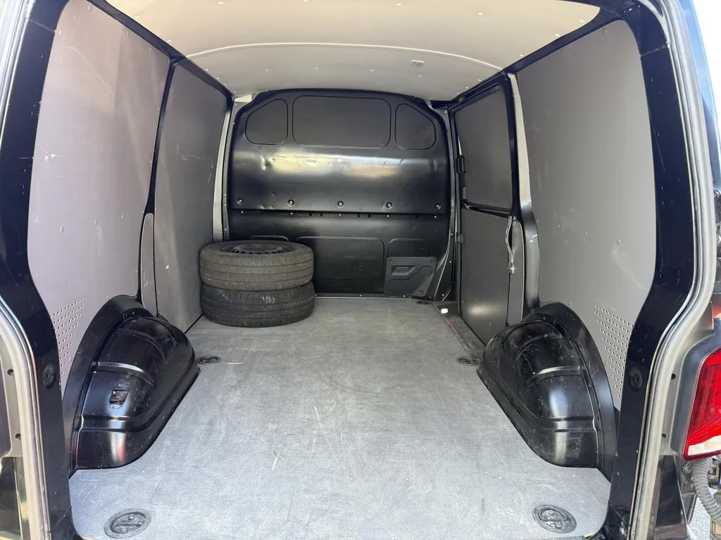 Volkswagen Transporter d'occasion au Havre : Fourgon TDI 150ch disponible chez Caudebec Automobiles, votre expert utilitaire en Normandie.