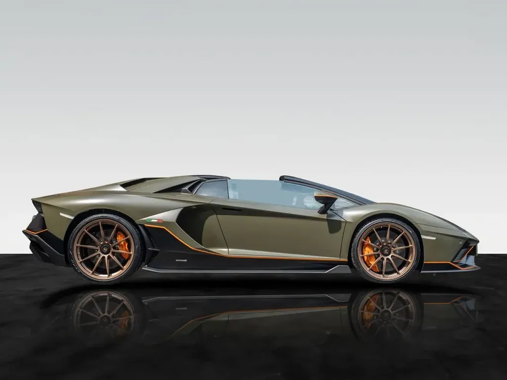 Profil complet de l’Aventador Ultimae Roadster en peinture Ad Personam, jantes bronze et liserés orange