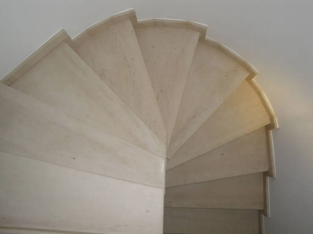 Escalier en pierre dure type MOCA en Corse