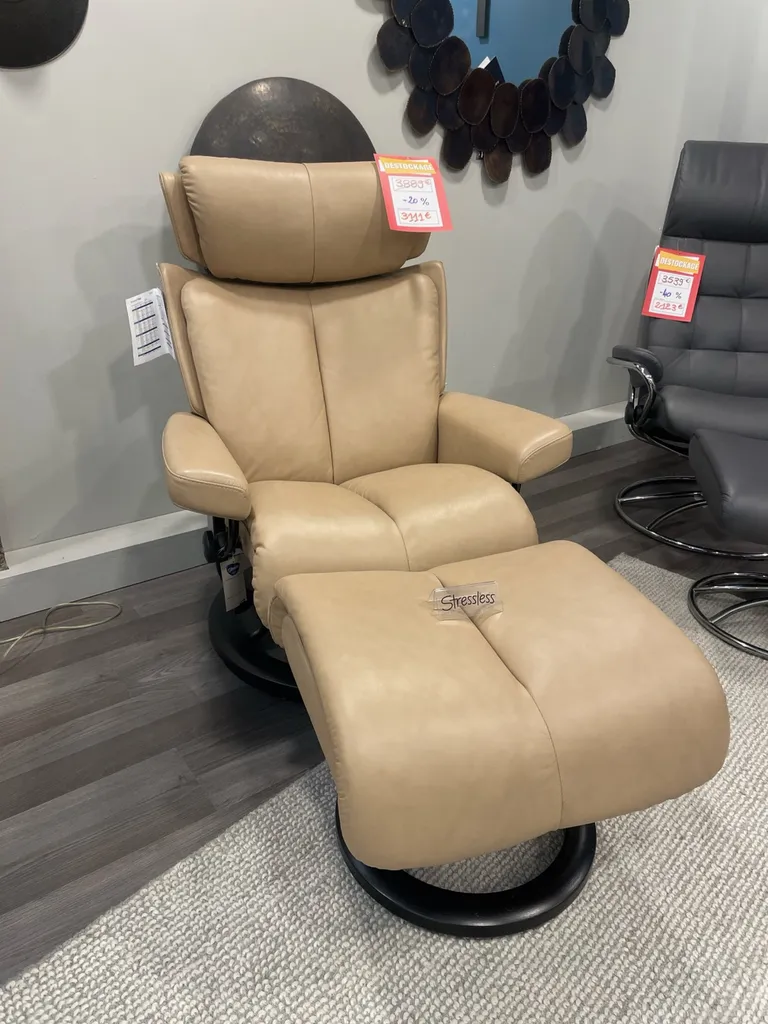 Fauteuil avec pouf Magic de chez Stressless en cuir en prix promotionnel à Hyères chez Alliance Tiffany dan sle Var