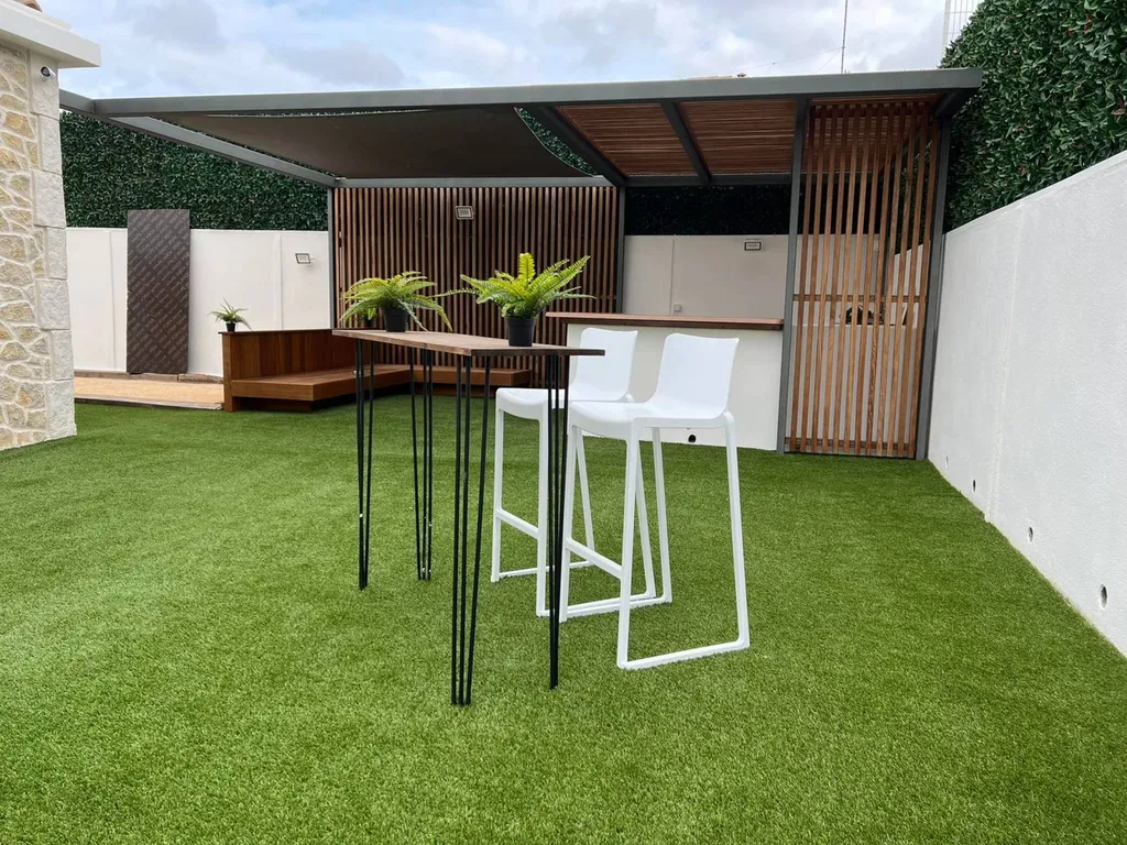 pergola sur mesure avec banquette bois intégrée aix en provence