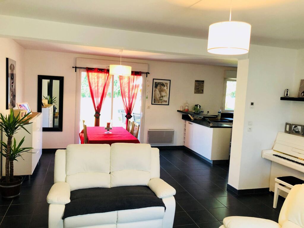 Maison à Lisieux avec salon/séjour et cuisine ouverte donnant sur le jardin