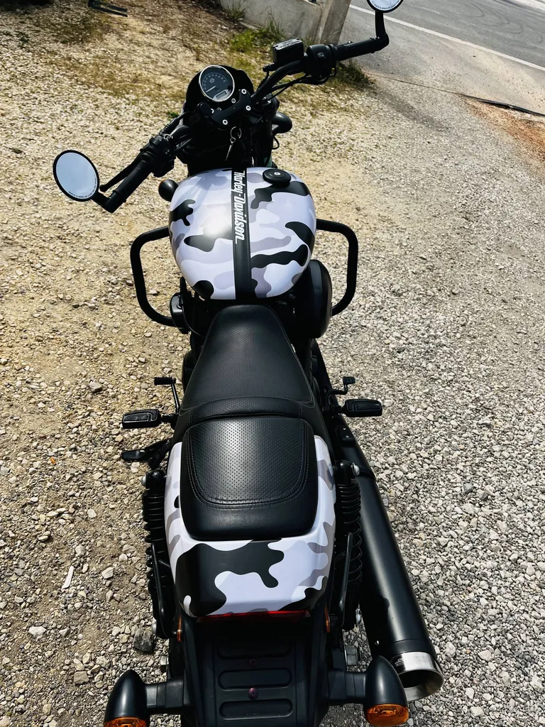 Covering camouflage sur une Harley-Davidson près de Toulon dans le Var