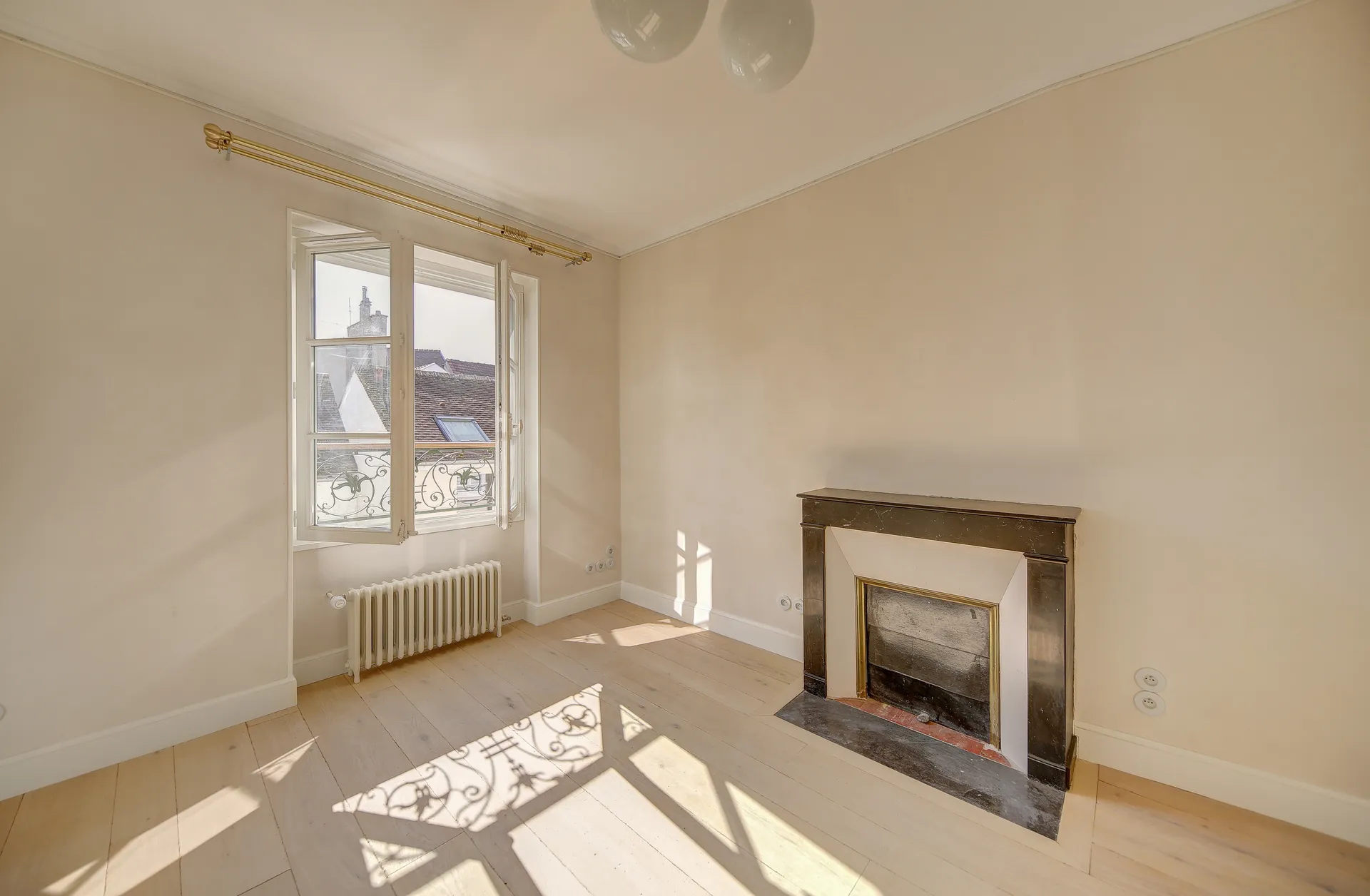 A louer appartement d'exception dans un hôtel particulier en centre-ville de Saint Germain en Laye, 4 chambres, parking, bus lycée international.