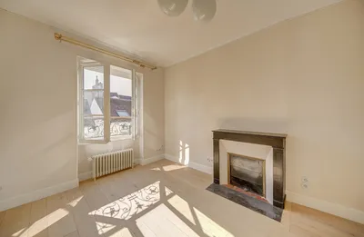 A louer appartement d'exception dans un hôtel particulier en centre-ville de Saint Germain en Laye, 4 chambres, parking, bus lycée international.