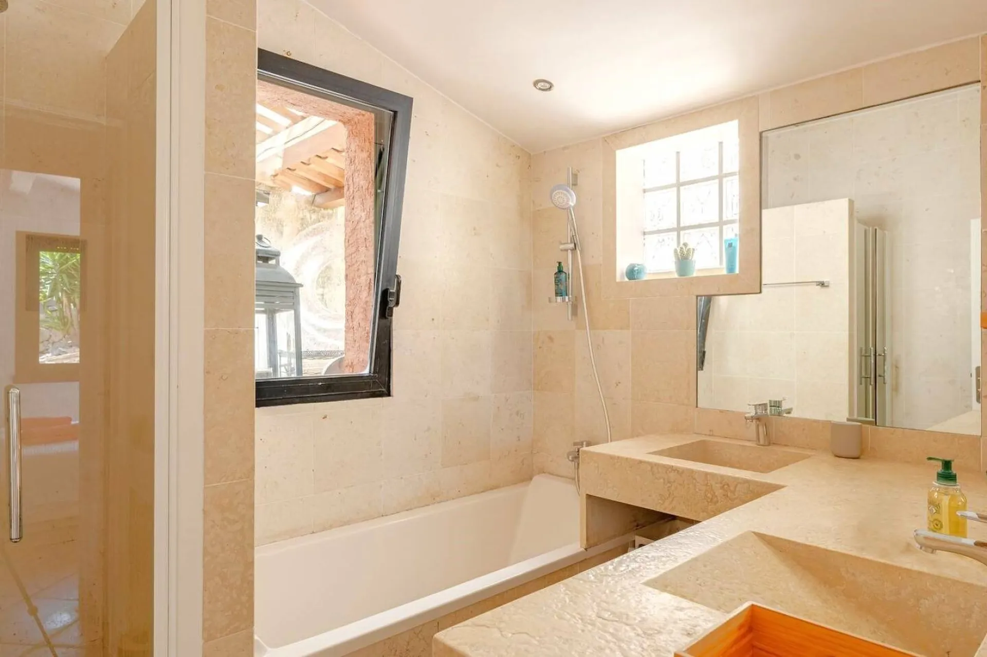 Vente maison T4 Cassis au sein d'un quartier résidentiel prisé et sécurisé avec piscine et vue dégagée