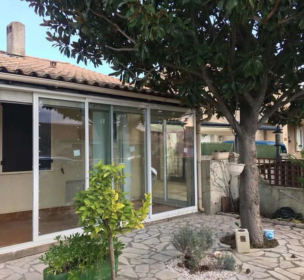 Création véranda aluminium vitrée en façade de maison de plain-pied à Adissan dans l’Hérault 34230
