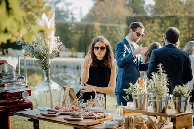 Un joli mariage avec cérémonie symbolique dans les jardins à la Française d'un Château en Centre Val de Loire