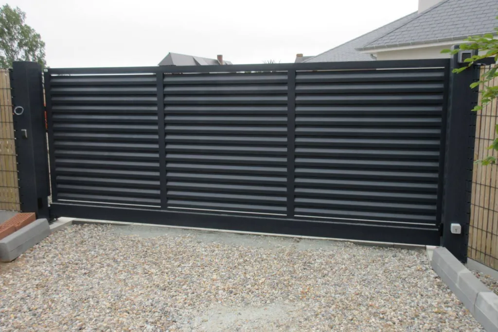 Installation d'un portail autoportant motorisé en Aluminium à Fontaine la mallet proche du Havre 76