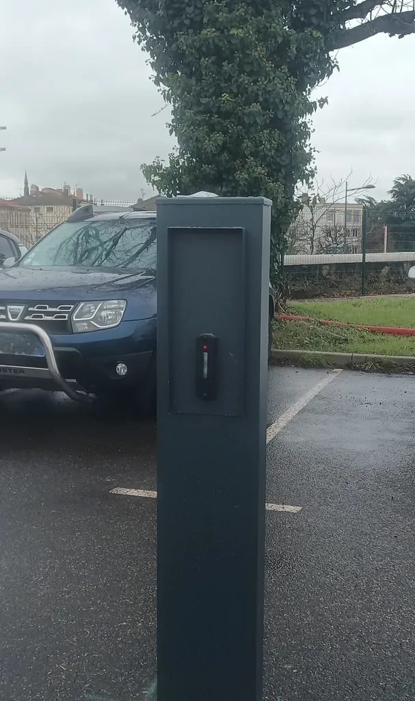 Borne VL avec lecteur TIL et la place pour mettre plus tard un interphone