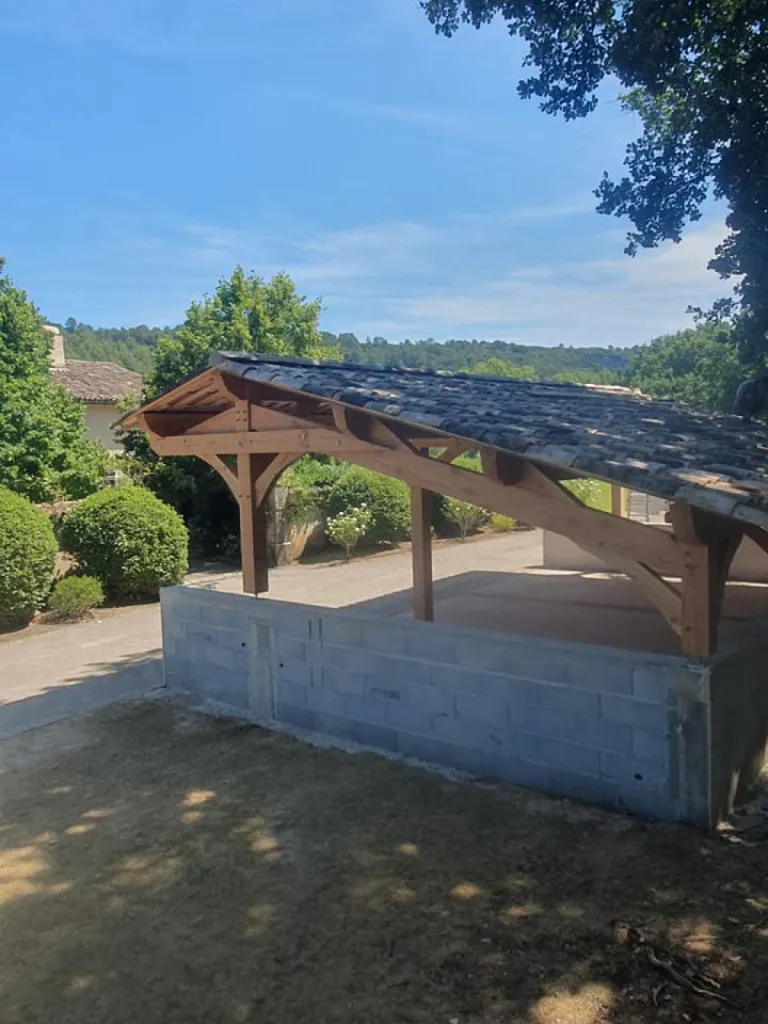 Installation d’un abri voiture triple en douglas massif avec couverture en tuile canal à Tourves dans le Var