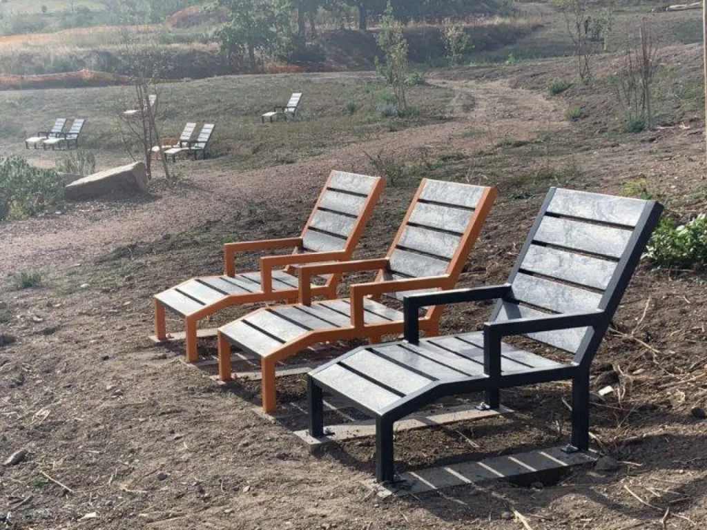 Conception et pose de bancs, chaises de détente, tables de pique nique et jeux pour enfants au Lac de Villerest près de Roanne Loire 42