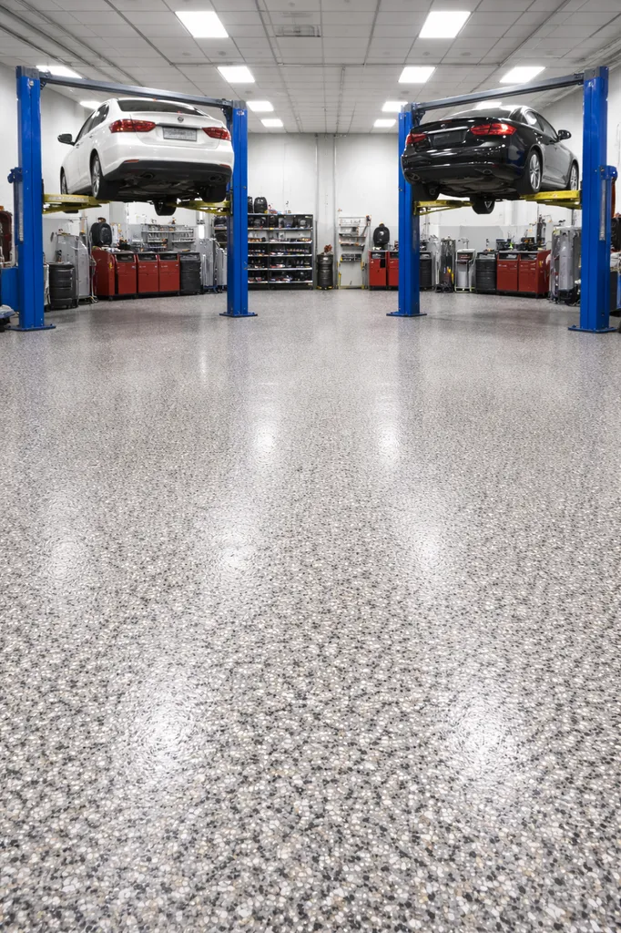 Résine polyaspartique avec paillettes PVC installée en solution technique et décorative pour un sol d’atelier automobile résistant et antidérapant à Talence, à proximité de Villenave-d’Ornon en Gironde