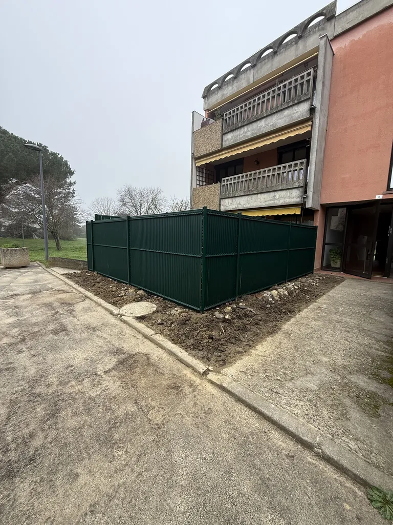Remplacement de haie et grillage souple par clôture rigide occultante PVC verte à Blagnac près de Toulouse.