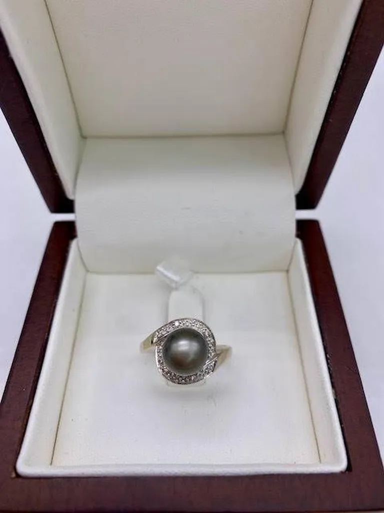 Éclat Polynésien : La Bague en Or Blanc et Perle de Tahiti de la Bijouterie Or Ligne à côté des Landes