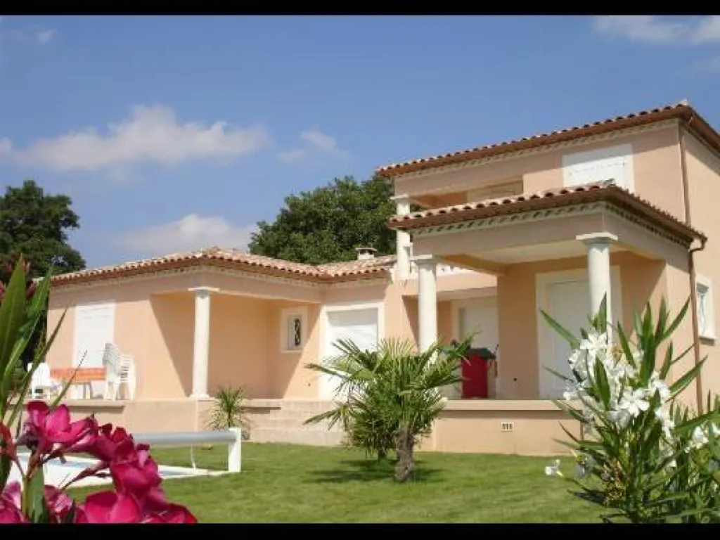 Fabrication et pose de gouttières aluminium sur-mesure avec garantie décennale à Orange pour maison traditionnelle ou immeuble Fabrication et pose de gouttières aluminium sur-mesure avec garantie décennale à Orange pour maison traditionnelle ou immeuble