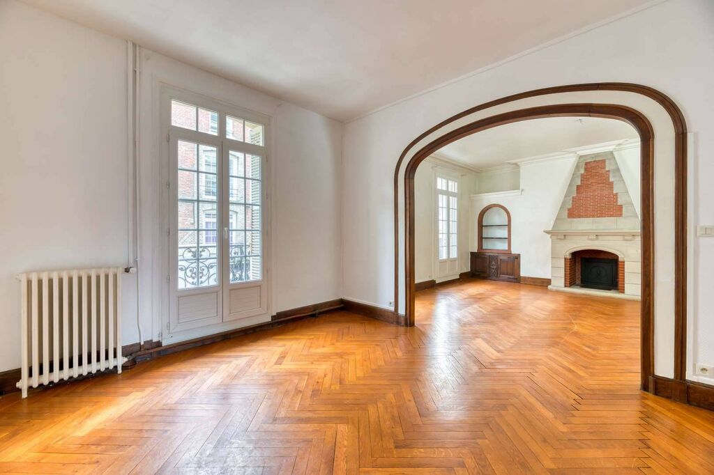 A vendre un salon baigné de lumiére et de caractére authentique