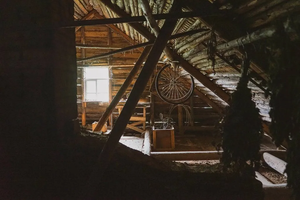 Couvreur-zingueur d'EC Couverture en action lors de l'isolement soufflé à Orvault près de Nantes