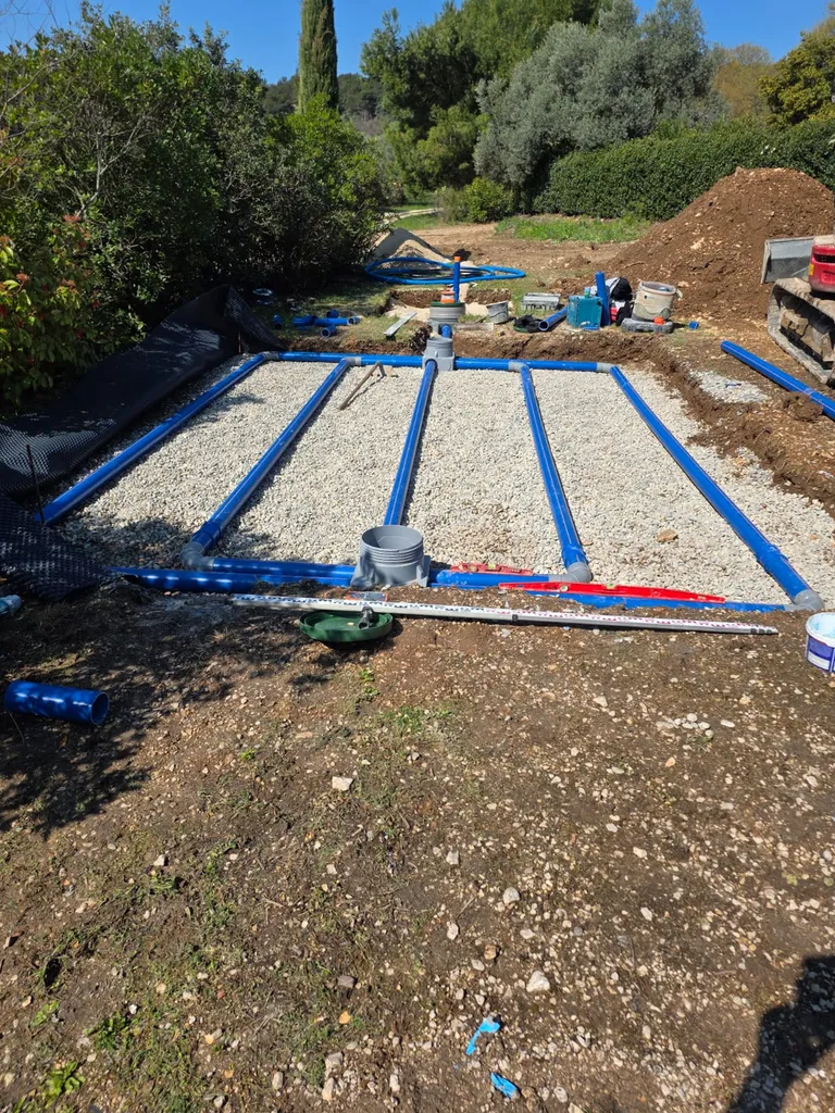 Travaux d’assainissement avec terrassement, création de tranchées et installation d’un système d’épandage à Cabrières d’Avignon