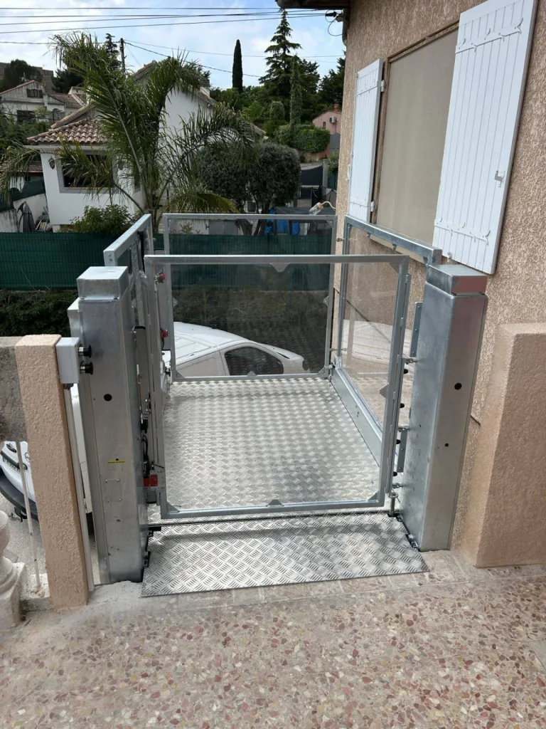 Boutons d'appel tel un ascenseur pour cette Strategos en extérieur sur 2,90m à Marseille