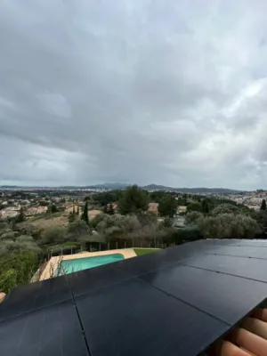 Installation de 12 panneaux solaires Dualsun sur une toiture de maison à Ollioules à côté de Toulon dans le Var 
