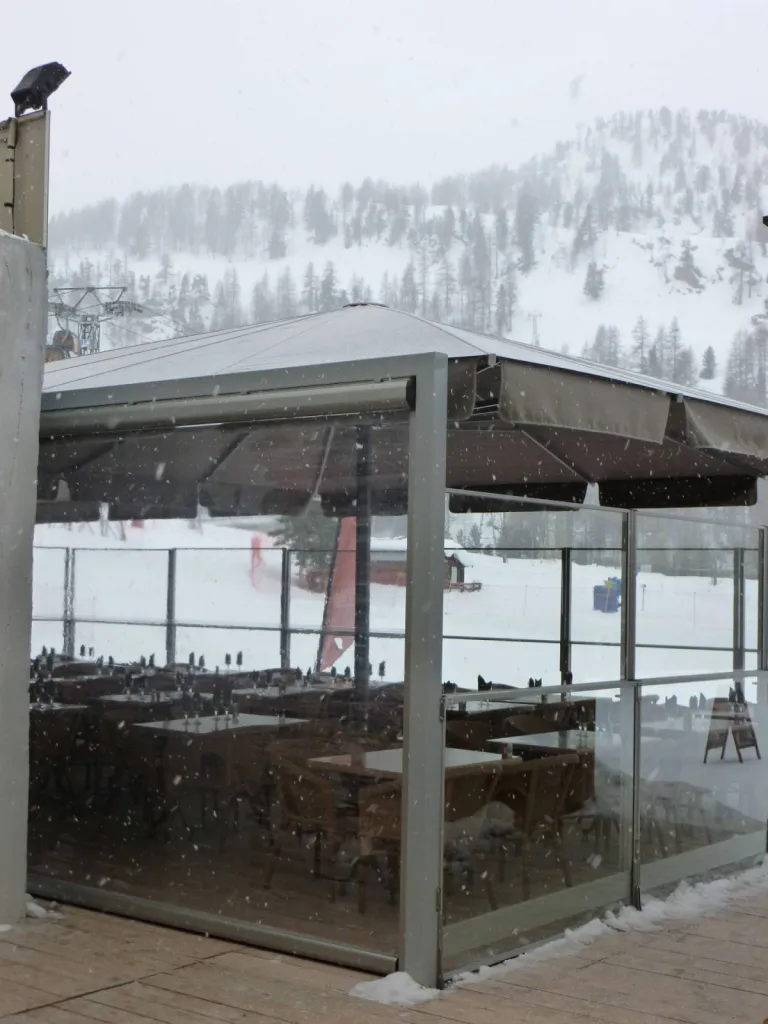 Installation de paravent réglable à Isola 2000 sur la terrasse du restaurant La Marmotte
