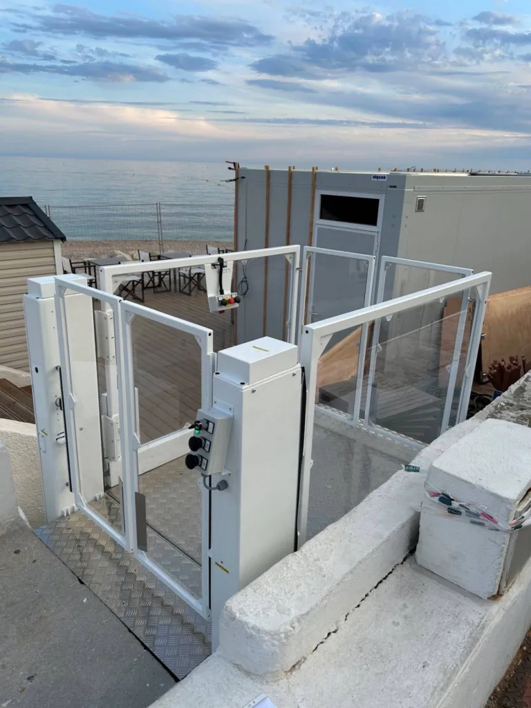 double portillon en partie haute avec commandes de la plateforme verticale sur le montant à Cassis près de Marseille