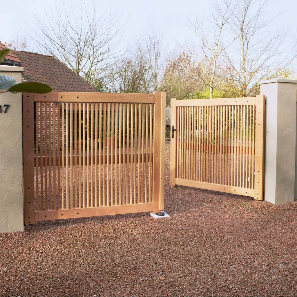 Réalisation d'un portail sur mesure en bois