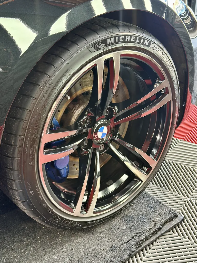 Detailing auto lyon spécialiste du traitement céramique et de la protection carrosserie sur BMW M2 voiture sportive