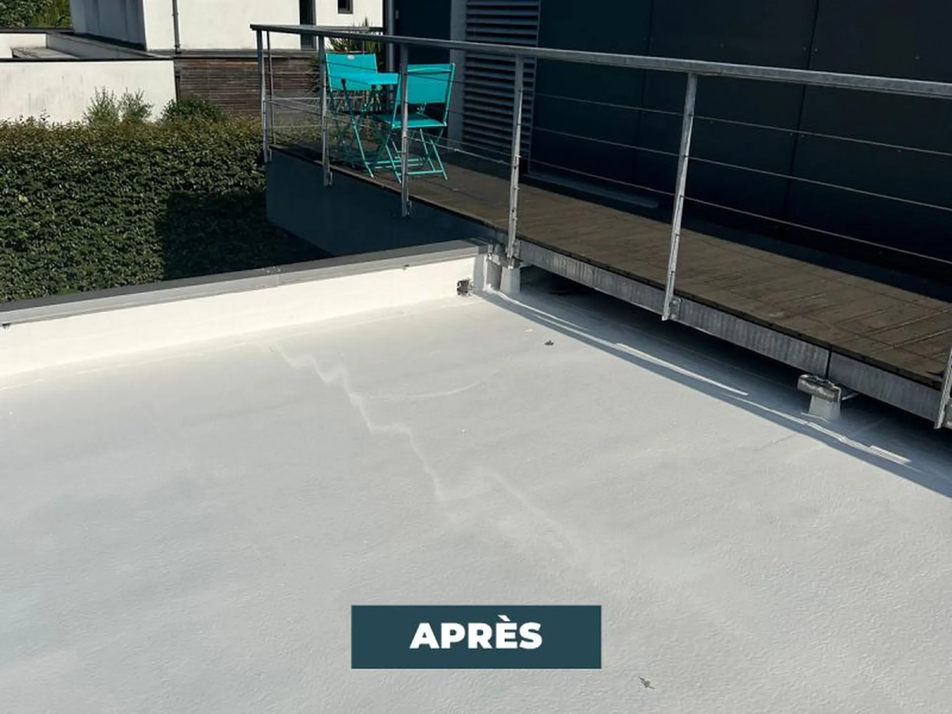 Travaux d'étanchéité liquide (SEL) de couleur claire sur une terrasse d'habitation accessible près de Nîmes