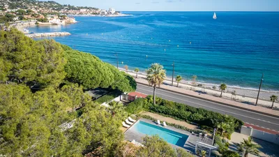 SAINTE-MAXIME | RARE sur le Littoral : Villa de Luxe de Plain-Pied, Vue Mer Panoramique et Accès Plage Immédiat