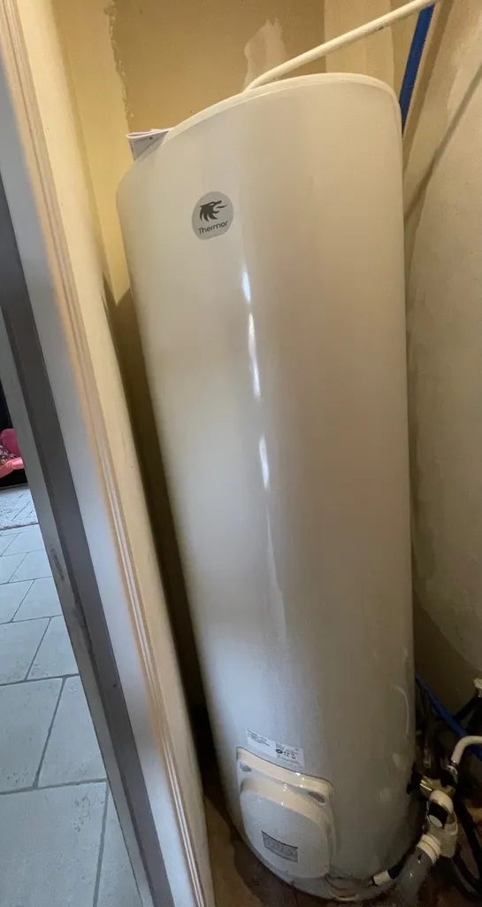 Plombier sérieux pas cher à craponne pour le remplacement d’un chauffe-eau de 300 litres qui fuit et qui ne fournit plus d’eau chaude.