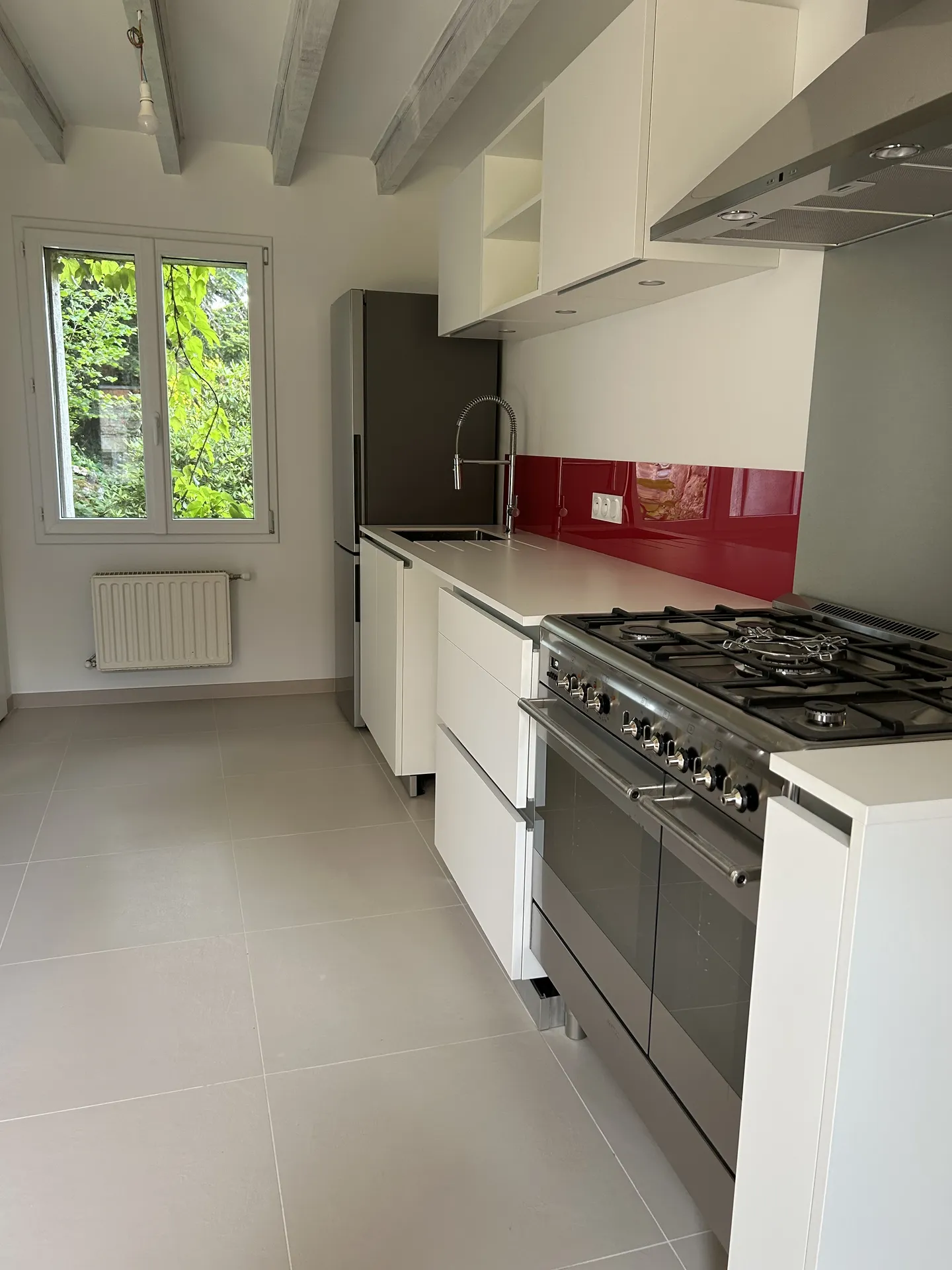 Cuisine entièrement rénovée à Beaujeu avec aménagements sur mesure et optimisation des espaces de rangement